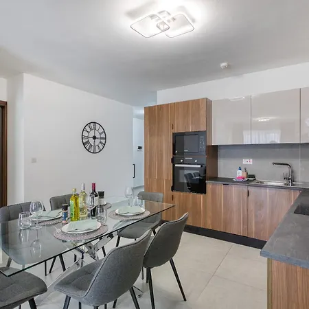 Bright And Spacious 2 Bedroom With Balcony Vmif1-1