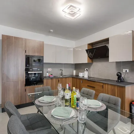 Bright And Spacious 2 Bedroom With Balcony Vmif1-1 شقة